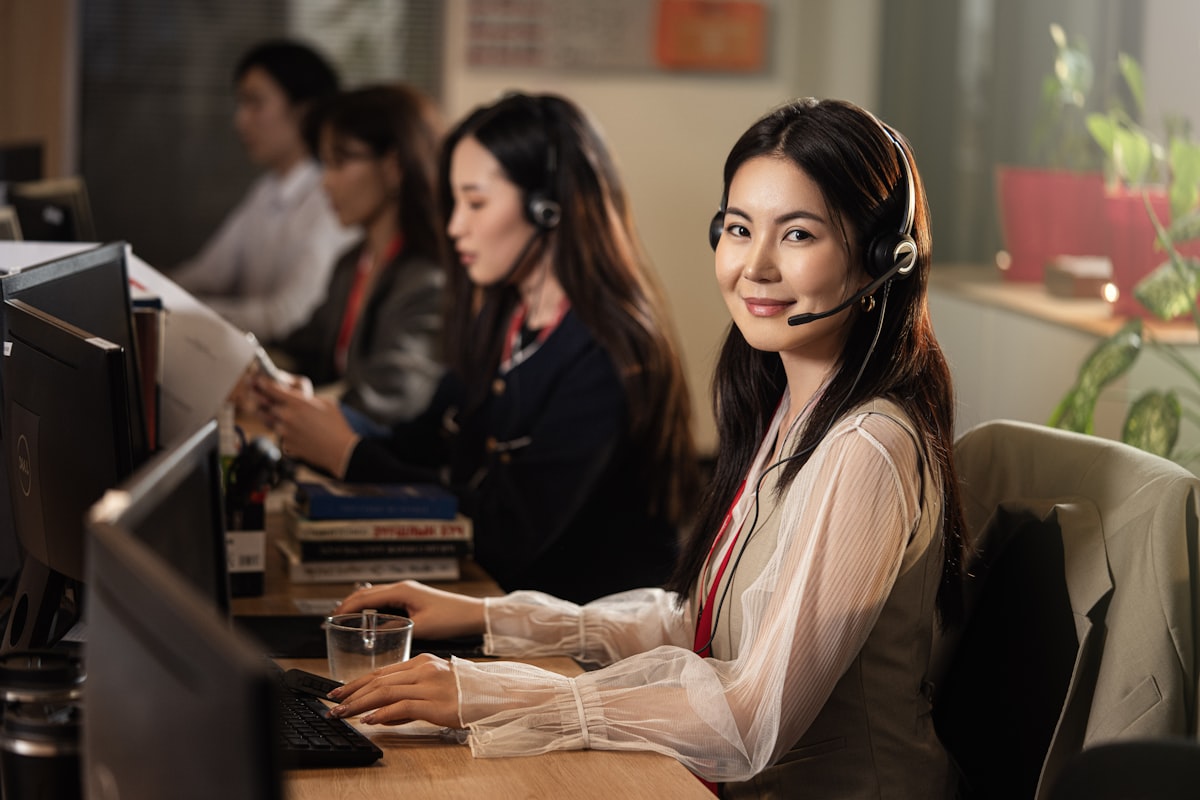 Equipe de atendimento ao cliente com headset, sorrindo